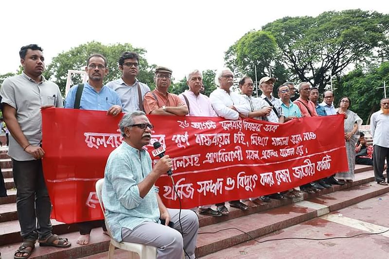 ফুলবাড়ী দিবসে কেন্দ্রীয় শহীদ মিনারে আয়োজিত সমাবেশে বক্তব্য দেন অধ্যাপক আনু মুহাম্মদ। ঢাকা, ২৬ আগস্ট